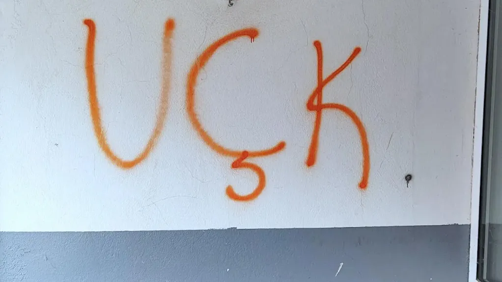 U centru Severne Mitrovice osvanuo grafit „UČK“