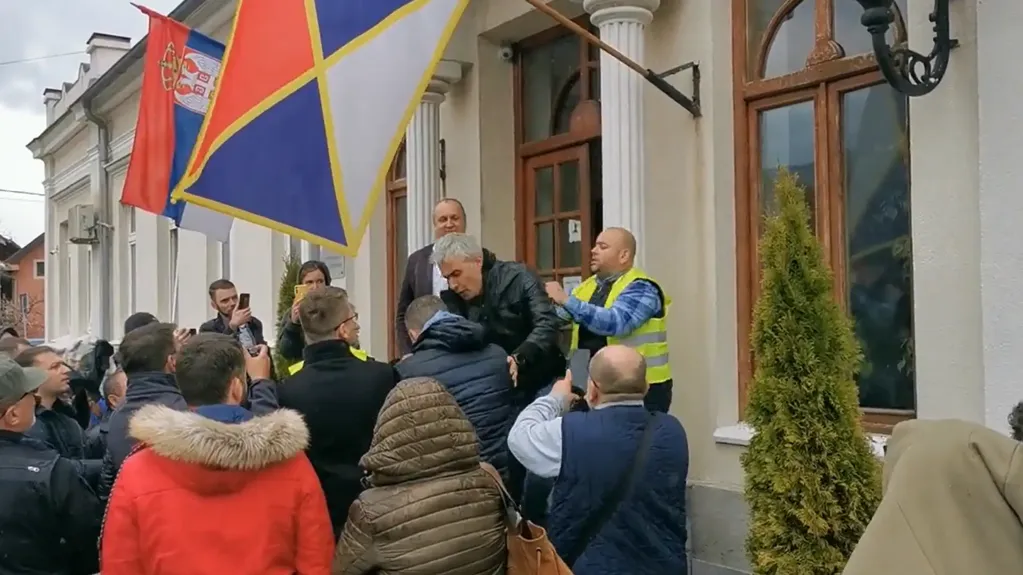 Haos u Žagubici zbog rudnika zlata: Potukli se demonstranti i obezbeđenje predsednika opštine