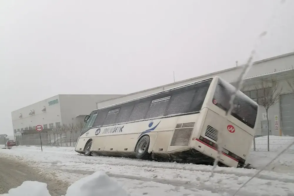 Kragujevac: Prevrnuo se autobus, povređeno 18 radnika