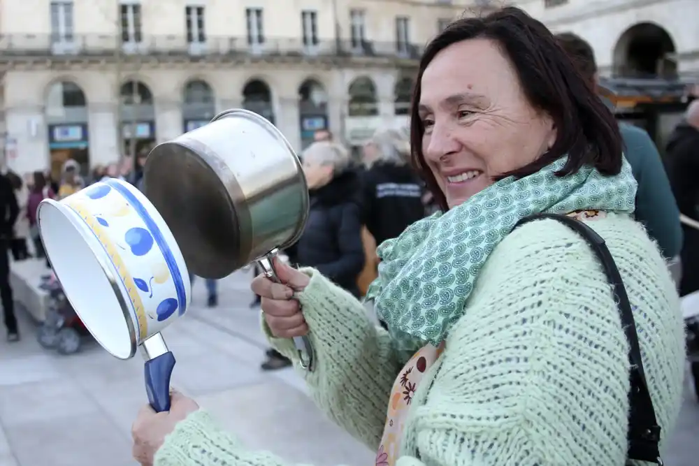 Makron kaže da čuje gnev Francuske, ali brani zakon o penzijama