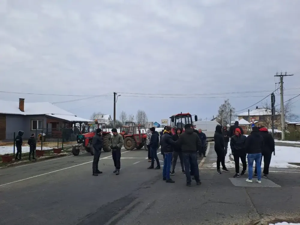 Mlekari blokirali magistralu kod Knića