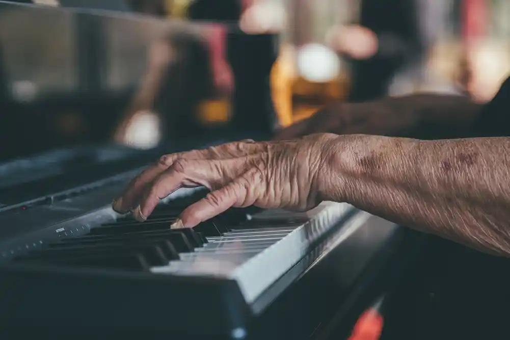 Muzička stručnost čini starije odrasle bolje slušaoce tako što održava mozak mladim