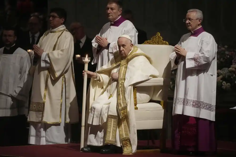 Papa služio misu za uskršnje bdenje