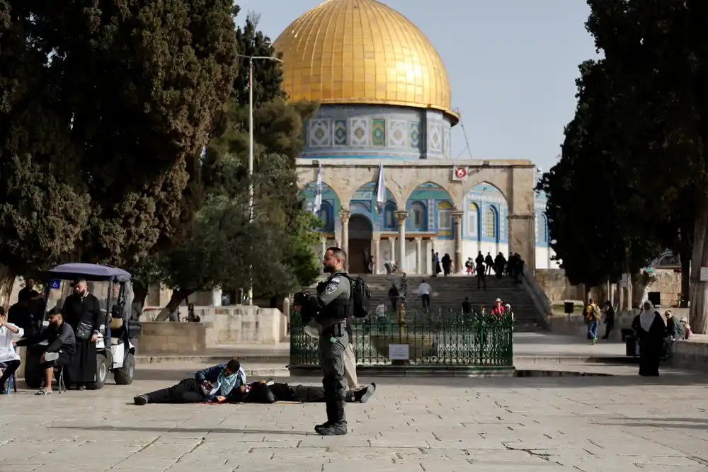 Posle napete noći, hiljade se mole na Zapadnom zidu u Jerusalimu