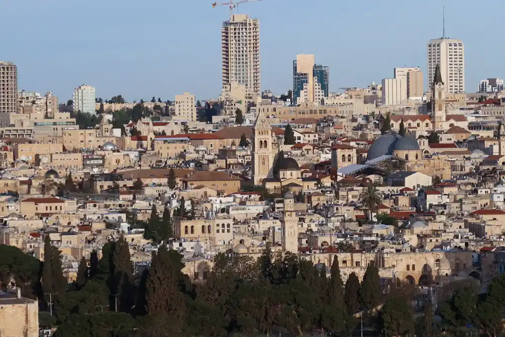 Pravoslavni hrišćani prisustvuju Svetom svetlu u Jerusalimu pod policijskom pratnjom