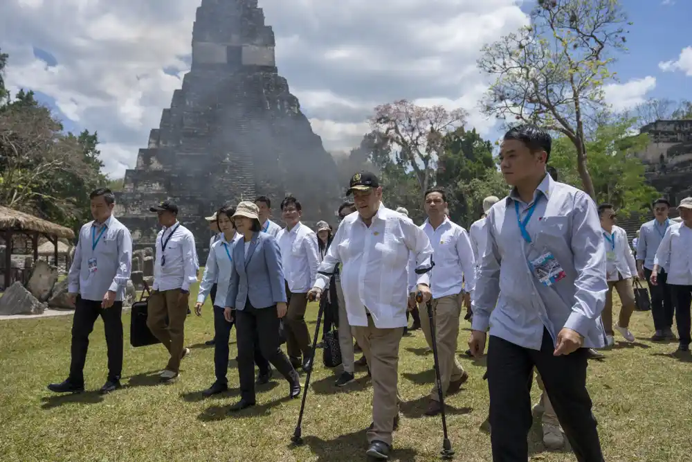 Predsednici Tajvana i Gvatemale posećuju piramidu Maja