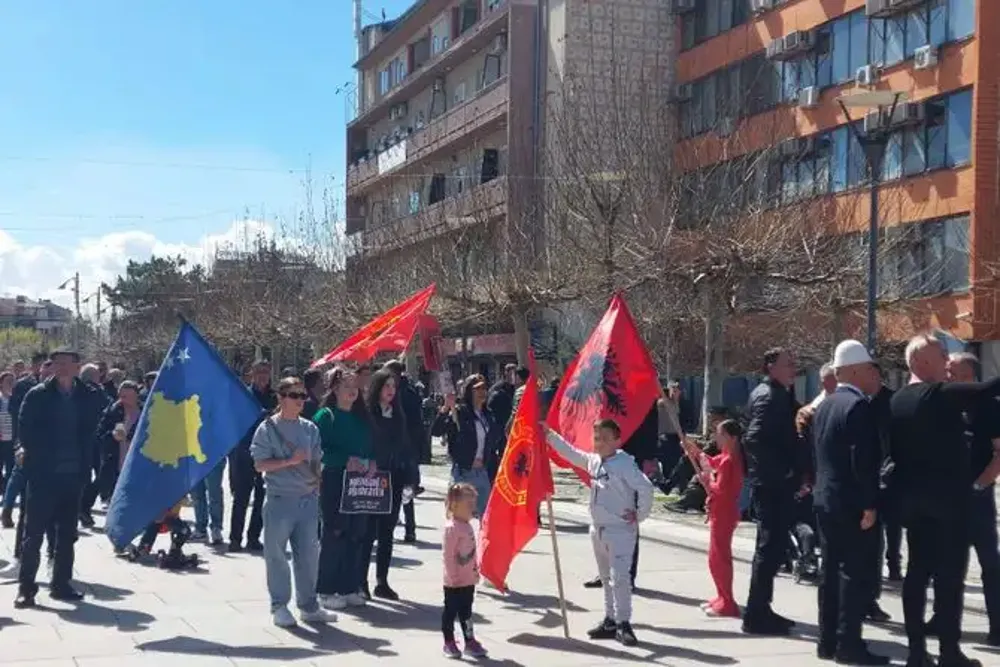 Okupljanje Albanaca u Prištini u znak podrške Tačiju i ostalima u Hagu