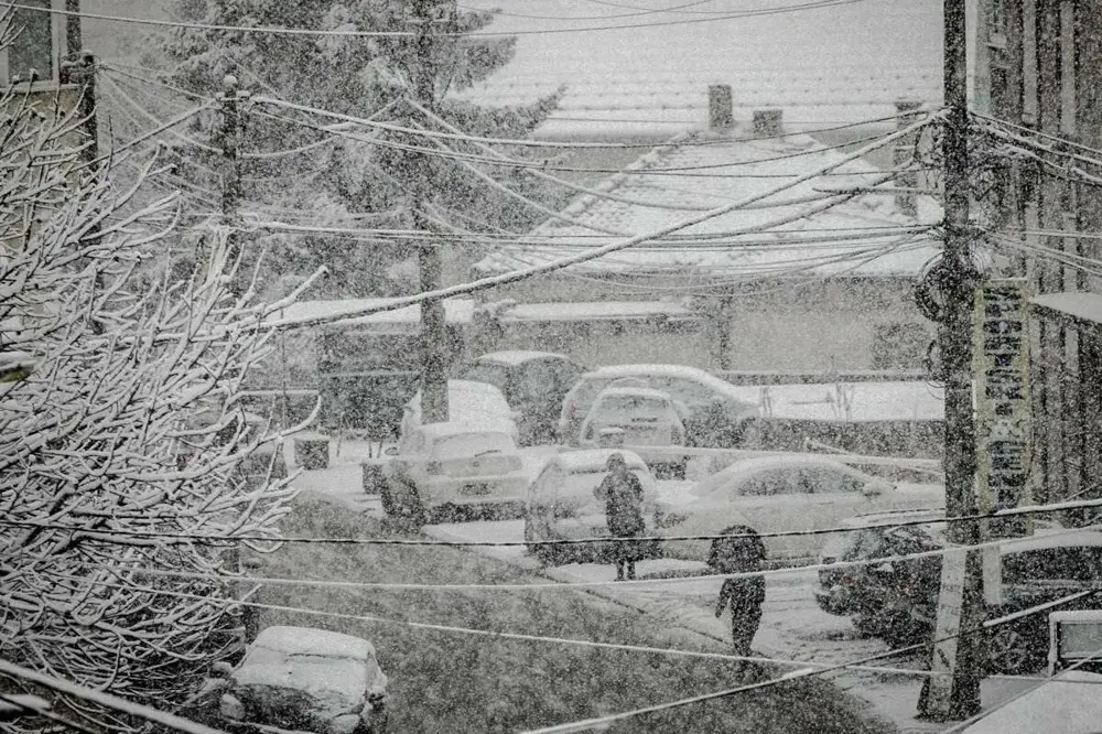 Srbija zavejana usred aprila, mećava na Zlatiboru i Kopaoniku, crveni meteo-alarm