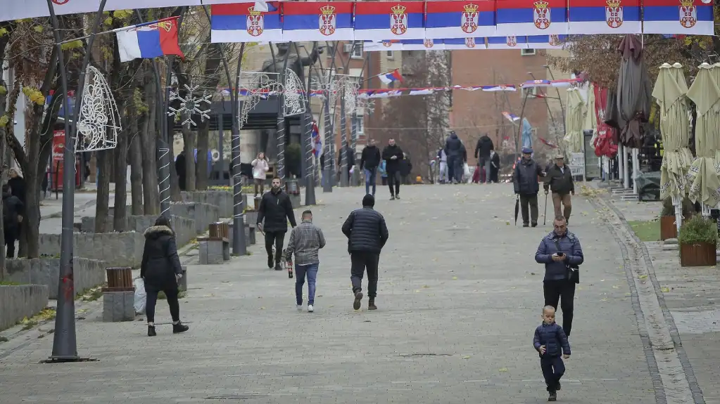 Severna Mitrovica okićena novim zastavama Srbije