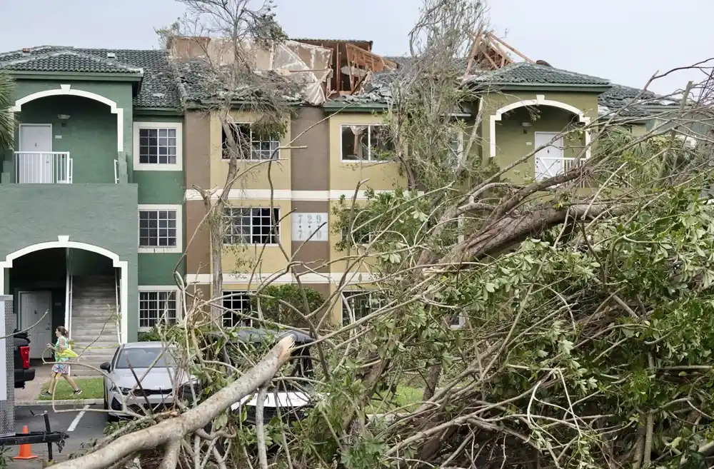 Tornado prevrće automobile i oštećuje kuće u priobalnom gradu Floride