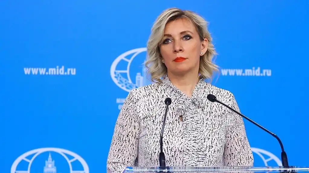 Zaharova: Makron agresivnom retorikom gura Evropu ka katastrofi