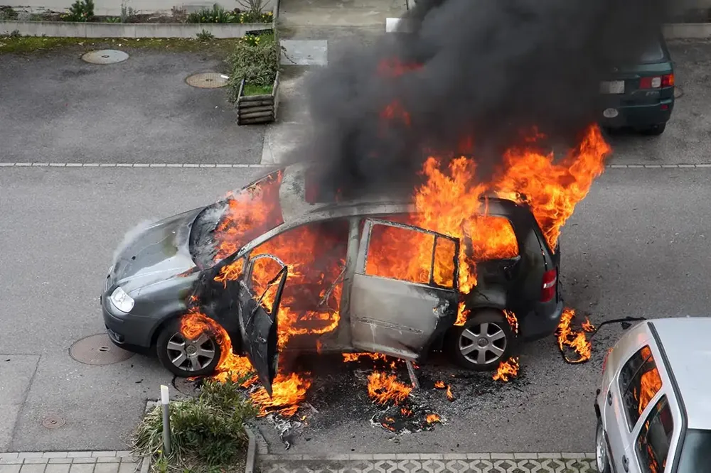 Zapaljen automobil kosovske TV1 u Zubinom Potoku