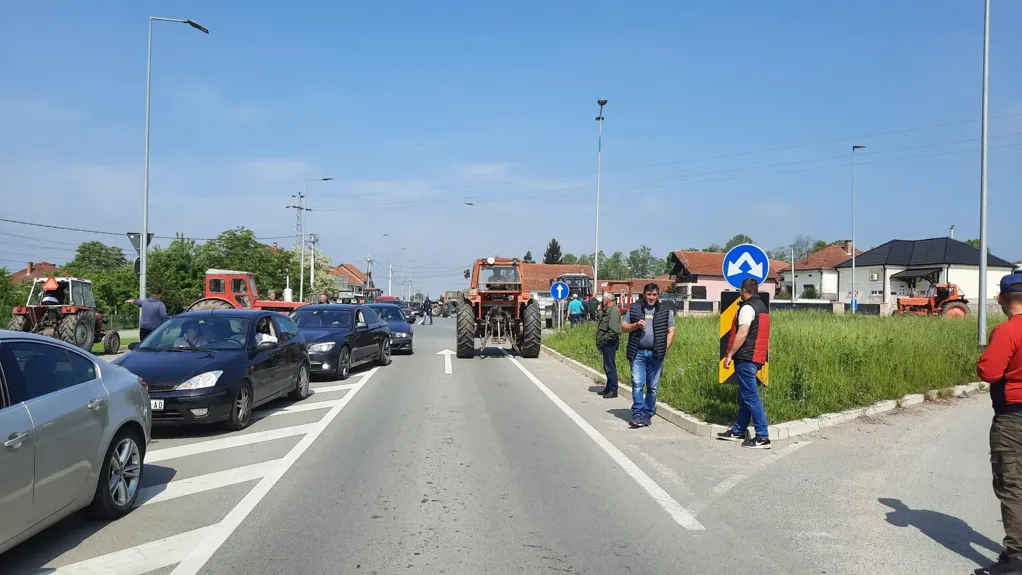 Blokirana Ibarska magistrala na kružnom toku u Grdici kod Kraljeva