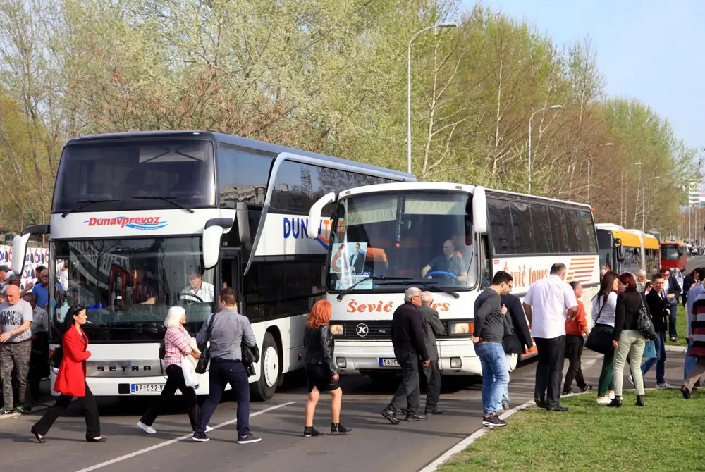 Na miting u Beogradu dolazi oko 7.000 ljudi iz Niša, naprednjaci obezbedili i voz