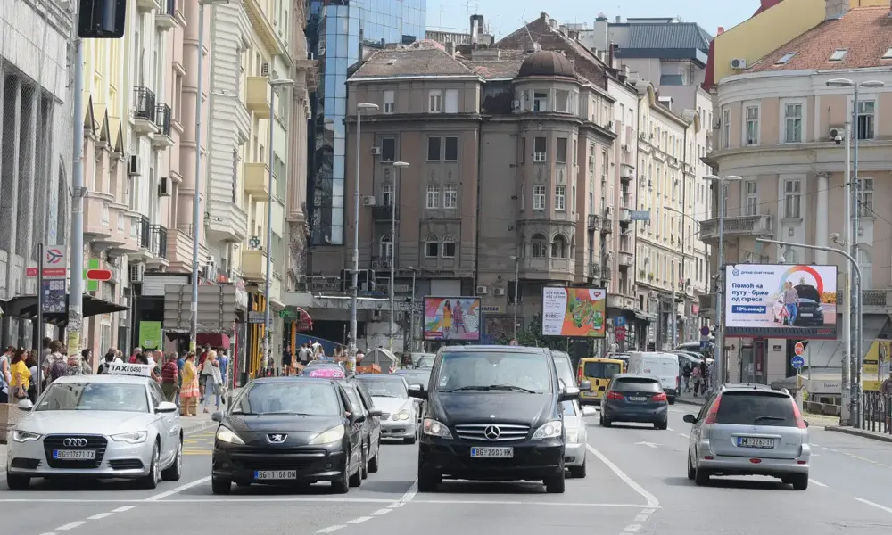 AMSS: Pojačan saobraćaj u gradovima, promenljivi uslovi vožnje