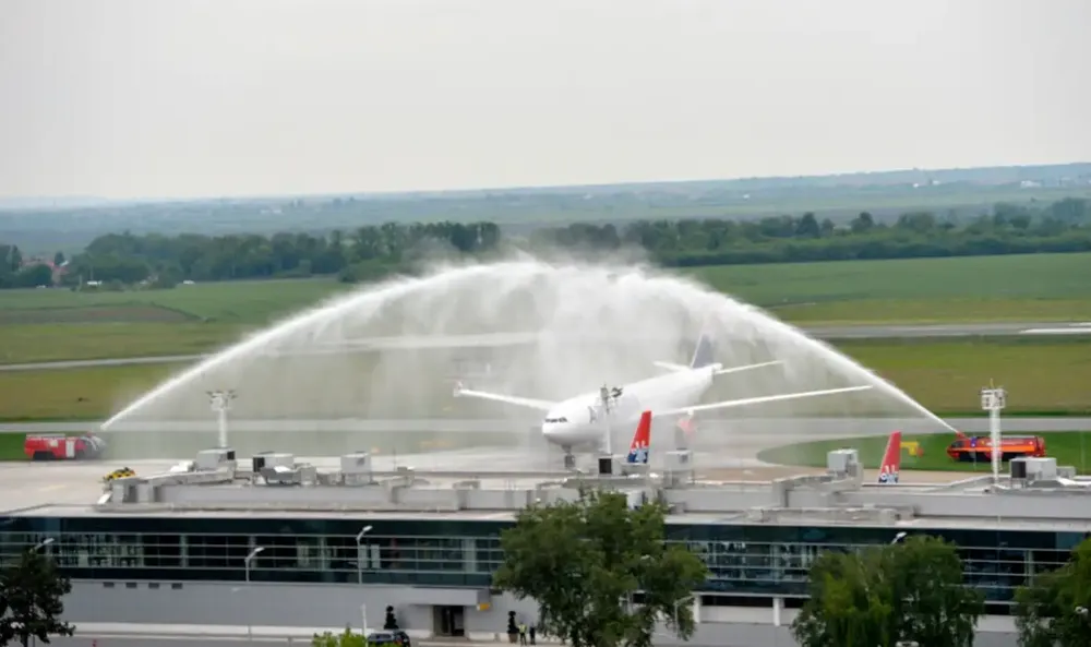 Prvi avion „Er Srbije“ u Čikagu svečano dočekan uz vodene topove