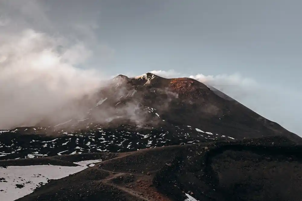 Erupcija vulkana Etna, kiša pepela na Kataniji, prisiljavajući obustavu leta na lokalnom aerodromu