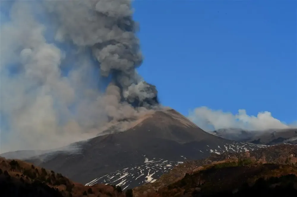 Erupcija vulkana Etna, pepeo na Kataniji