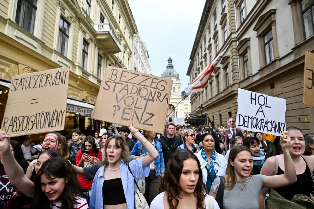 Hiljade ljudi protestuju protiv poteza Mađarske da se nastavnicima oduzme status javnih službenika