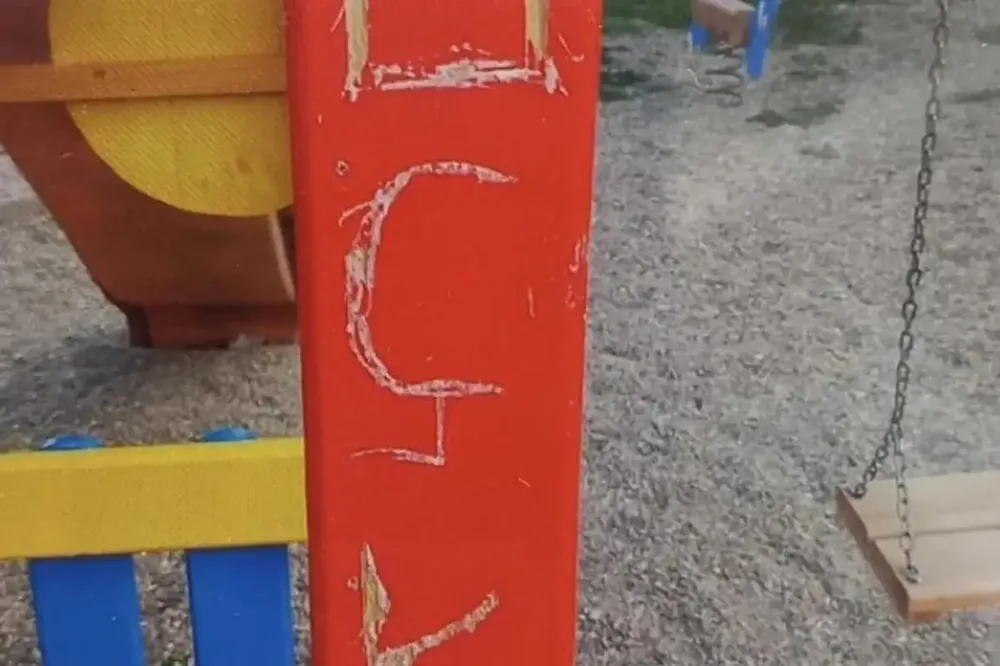 Kancelarija za KiM: Natpis UČK na dečijem igralištu u selu Ugljare kod Kosova Polja