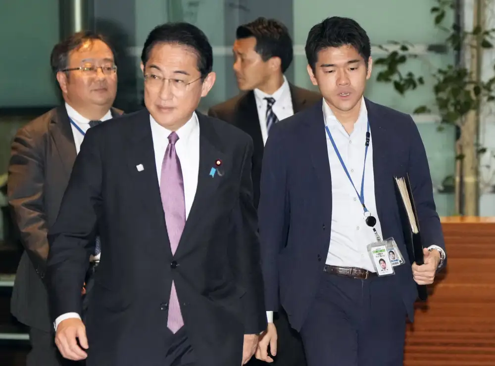 Japanski premijer otpustio sina sa mesta sekretara zbog neprikladnog ponašanja