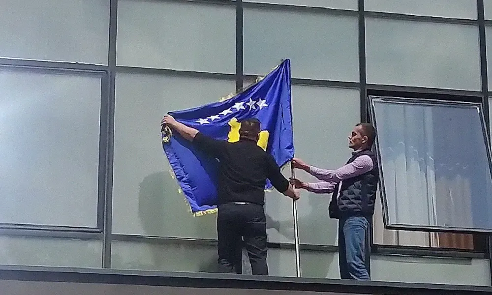 Zastava Kosova postavljena na zgradu opštine Leposavić