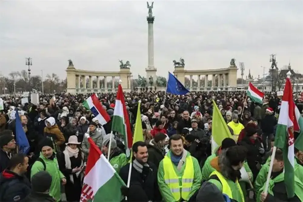 Hiljade Mađara protestovalo protiv „zakona osvete“ protiv nastavnika i policijskog nasilja