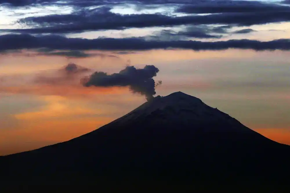 Popokatepetl izbacuje pepeo, na snazi žuti alarm