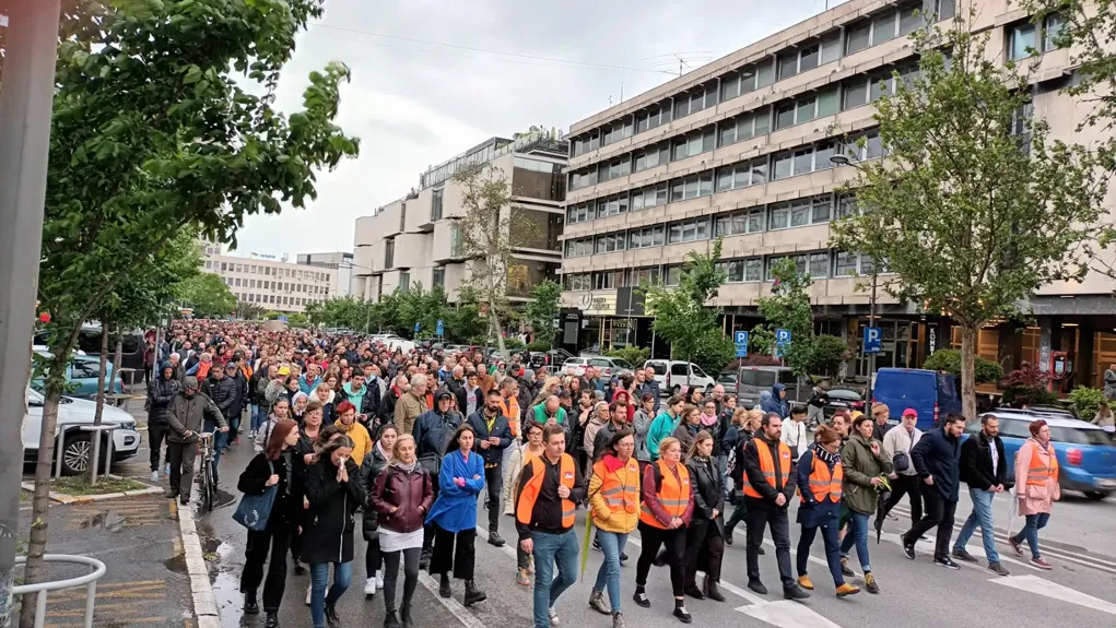 Protest u Novom Sadu, građani šetali u tišini