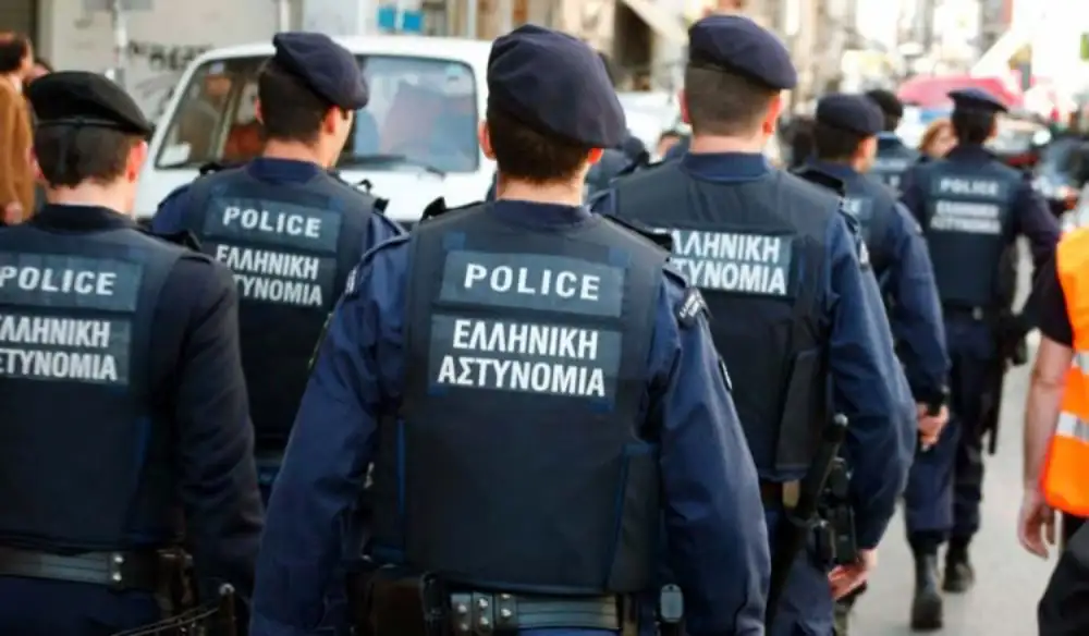 Pet grčkih policajaca u pritvoru zbog pomaganja u ilegalnom prelasku migranata