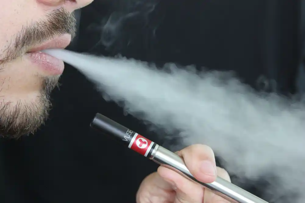 TikTok politika o e-cigaretama se često krši, što dovodi tinejdžere u opasnost