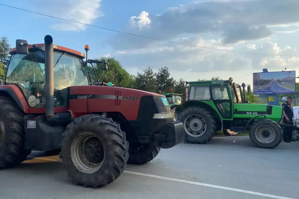 Poljoprivrednici prihvatili ponudu Vlade, blokade se obustavljaju