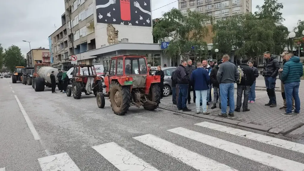 Poljoprivrednici iz okoline Kragujevca traktorima blokirali lokalnu samoupravu