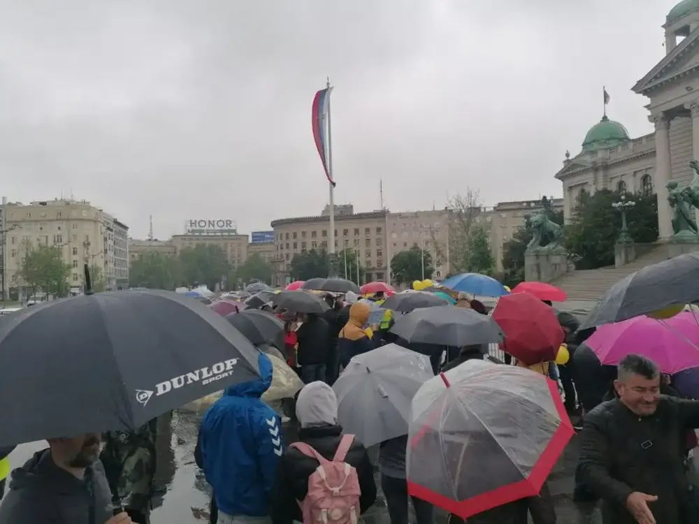 Građani blokirali saobraćaj ispred Skupštine