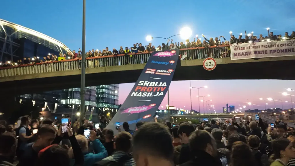 Treći protest „Srbija protiv nasilja“, manji deo demonstranata prenoćio na autoputu