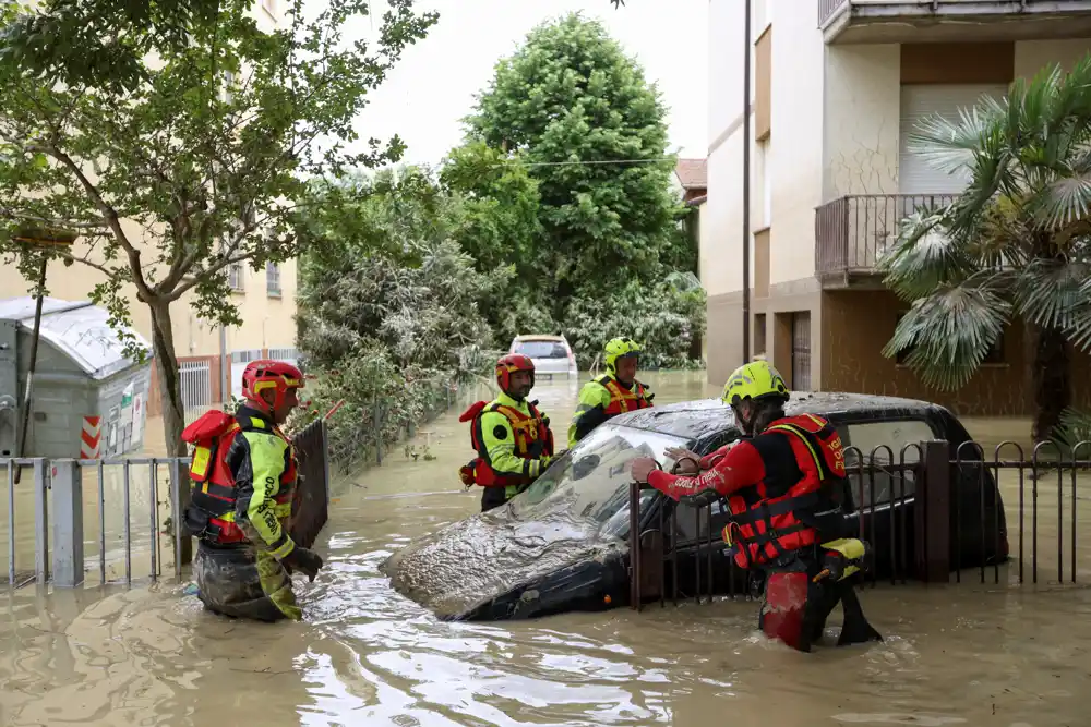 Razorne poplave u Italiji ostavljaju za sobom uništene farme i uništene kuće