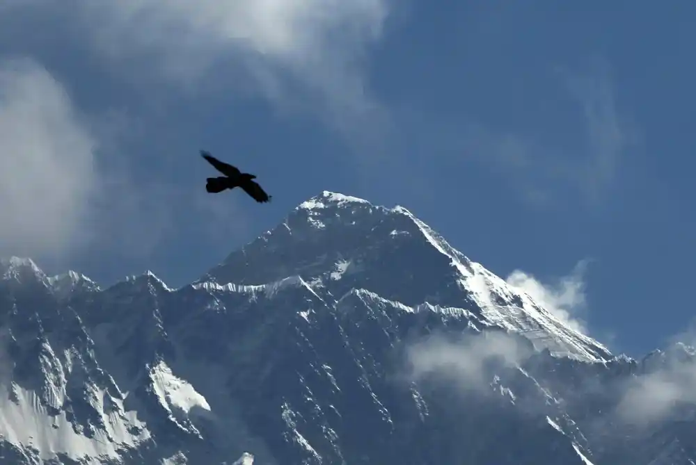 Brzo povlačenje glečera na Mont Everestu: Istraživanje otkriva uticaj klimatskih promena na površinske tokove energije