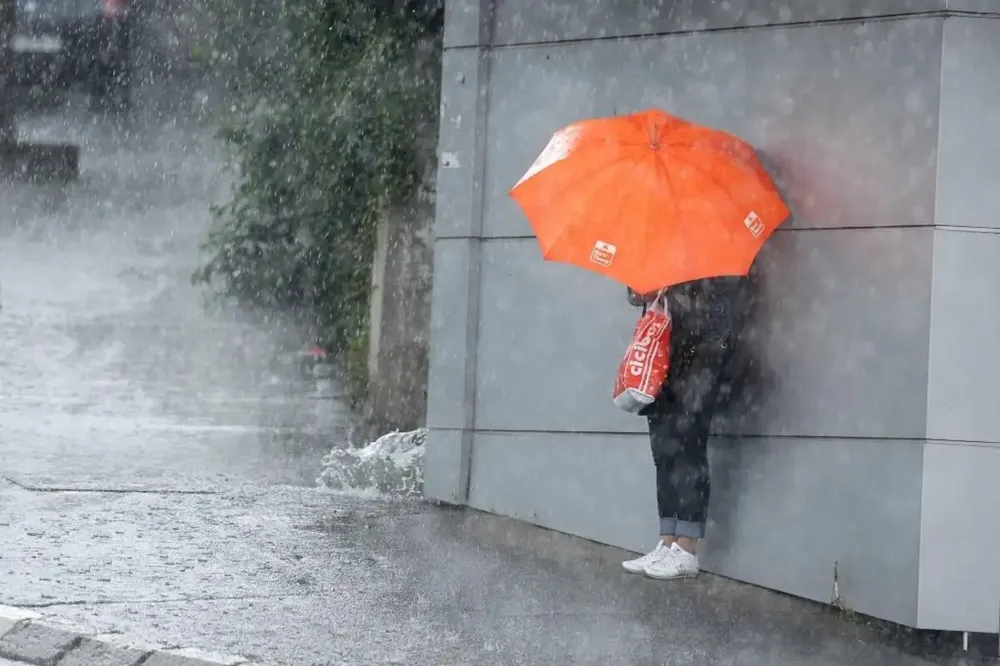 Danas oblačno sa kišom i pljuskovima, temperatura do 24 stepena