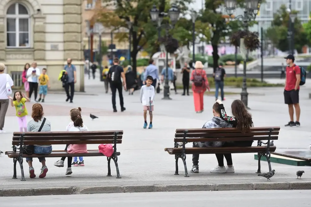 Sutra promenljivo oblačno sa kišom, temperatura do 24 stepena