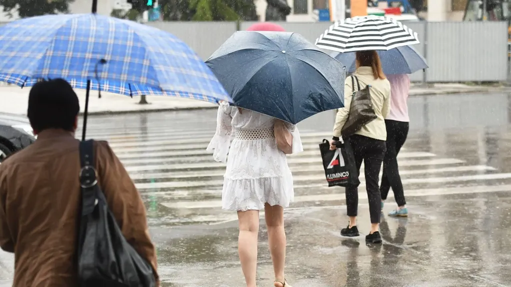 Danas promenljivo sa kišom i pljuskovima, temperatura do 25 stepeni