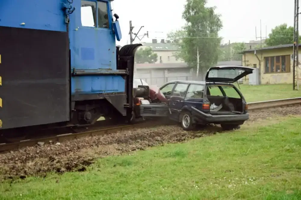 Vrnjačka Banja: Putnički voz naleteo na dva automobila, saobraćaj u prekidu