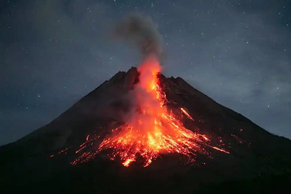 Vulkan Merapi u Indoneziji eruptirao