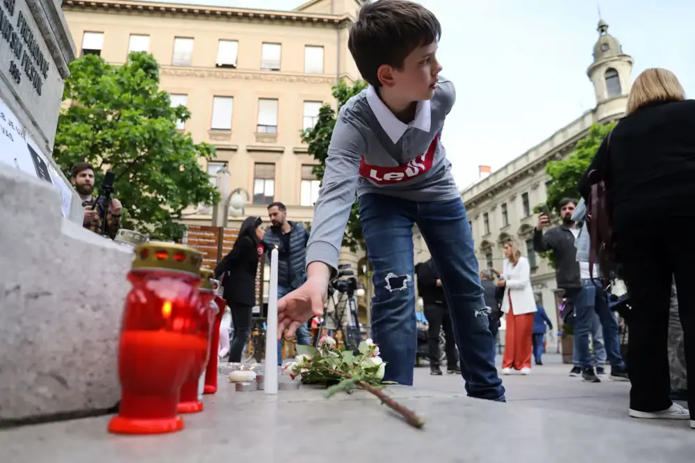 Zagrepčani palili sveće i polagali cveće u znak podrške Beogradu