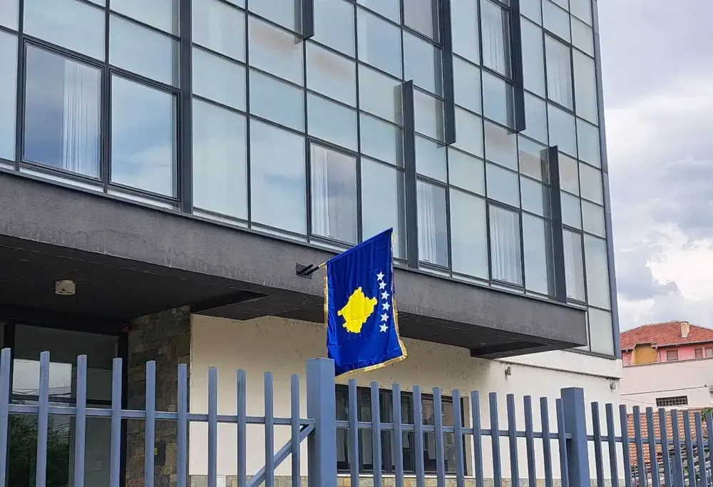 Kossev: Kosovska zastava postavljena ispred sve četiri opštine na severu