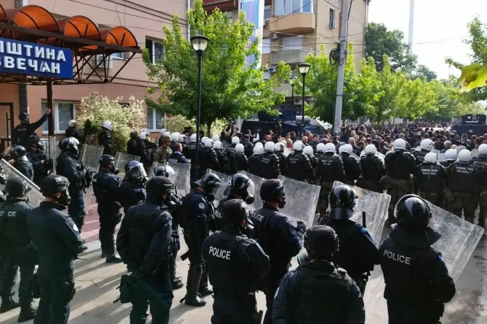 Komandant Kfor zatražio od predsednika SL Rakića da se udalje demonstranti ispred opštine Zvečan