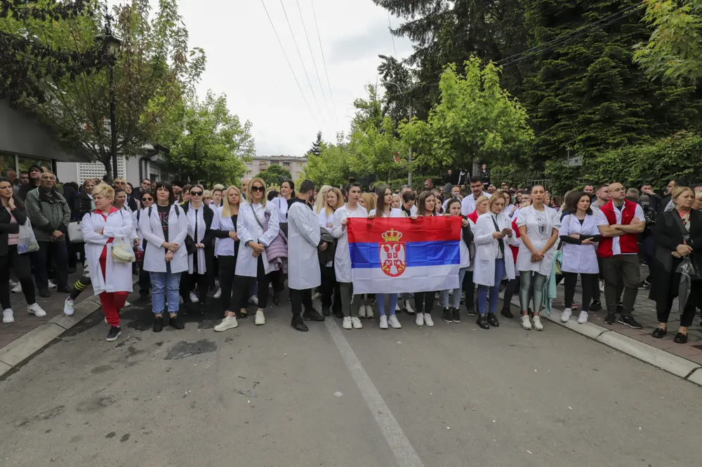 Srbi nastavljaju sa protestima u Leposaviću i Zvečanu