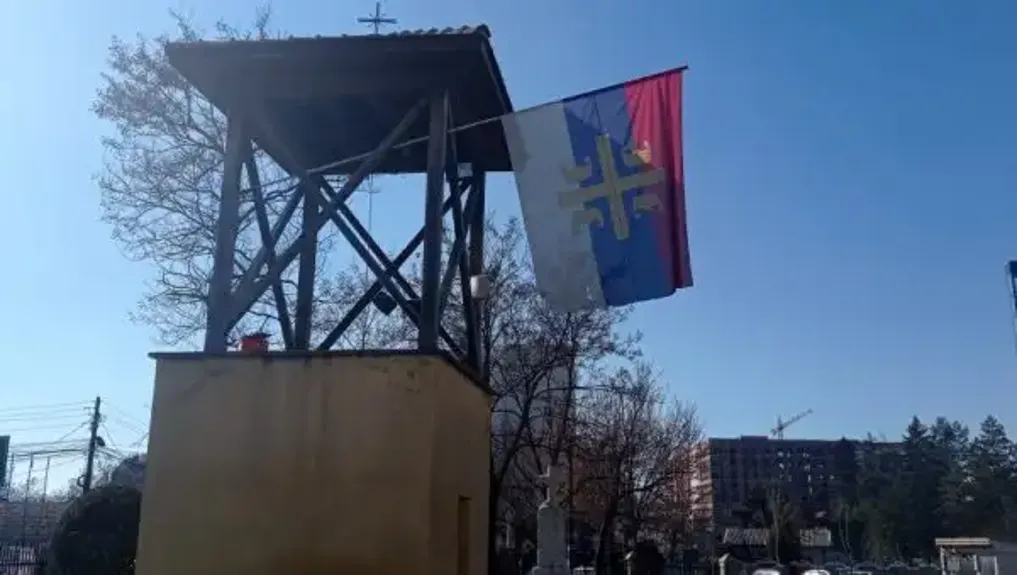 Lipljan: Postavljena nova zastava SPC na zvonari