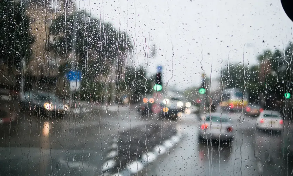 AMSS: Kiša mestimično ometa saobraćaj