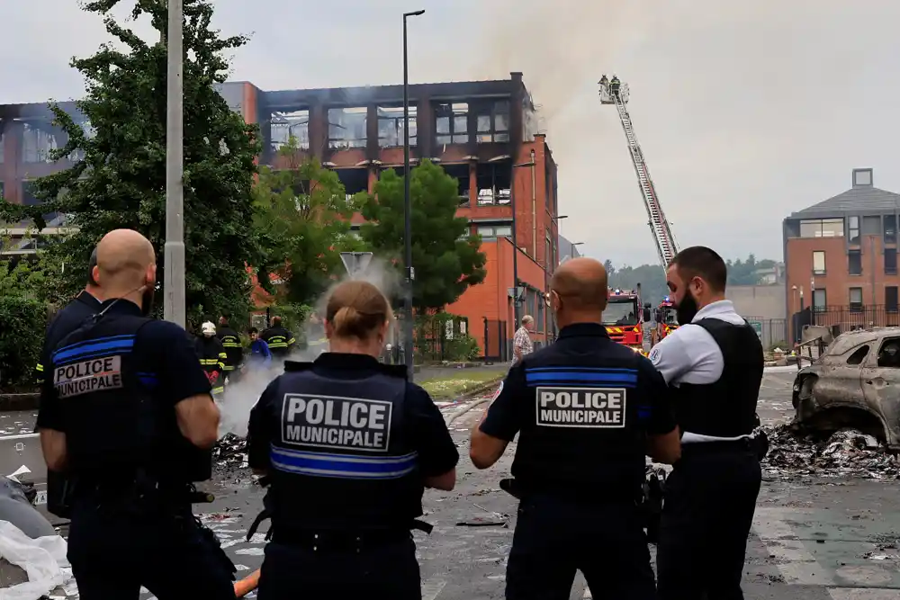 U Francuskoj i večeras raspoređeno 45.000 policajaca i žandarma