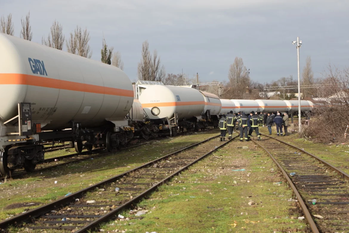 Iskliznule tri NIS-ove cisterne sa gasom na barskoj pruzi, nema opasnosti